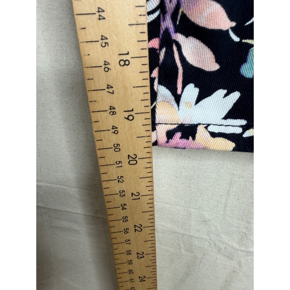 Gloria Vanderbilt Women's Floral Print Amanda Capri Pants size 10 Black/Pink - Picture 11 of 11